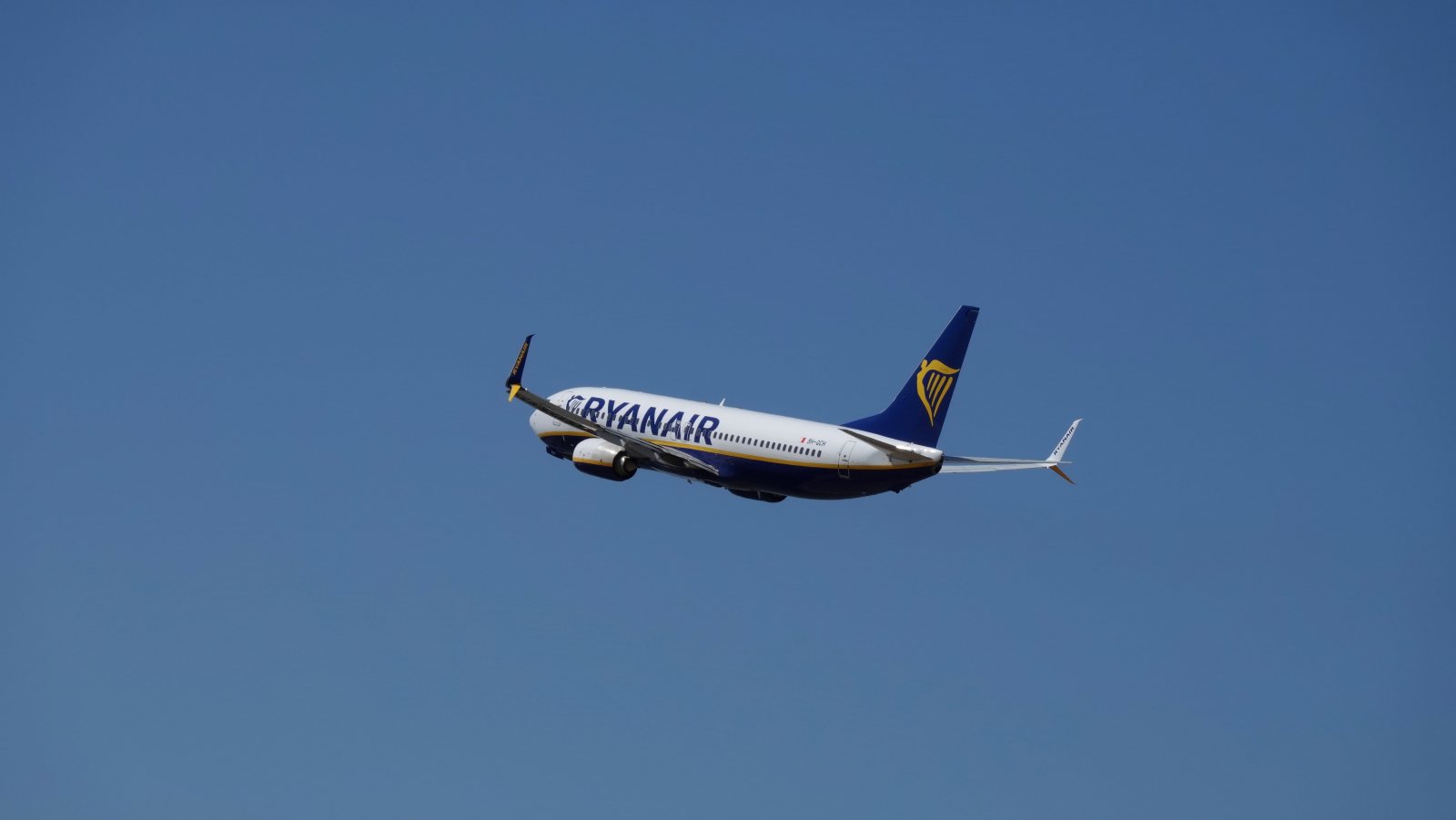 Runway 10, Faro airport, Portugal, 18 August at 15:27