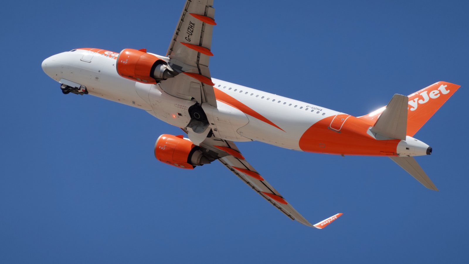 Runway 10, Faro airport, Portugal, 18 August at 15:29